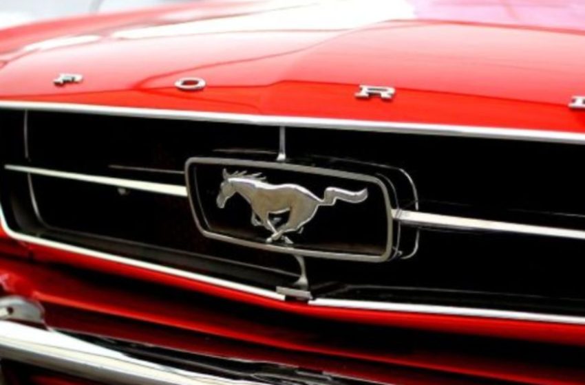 Crveni mustang.