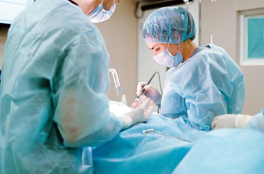 Doktori u operacionoj sali operišu