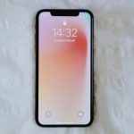 Iphone mobilni telefon na beloj posteljini