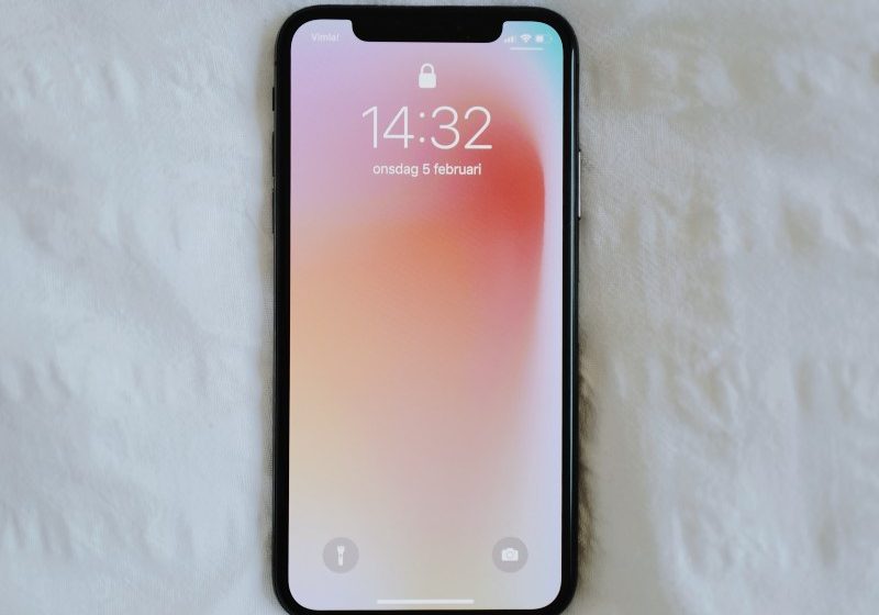 Iphone mobilni telefon na beloj posteljini