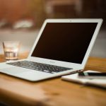 Laptop na stočiću u kancelariji