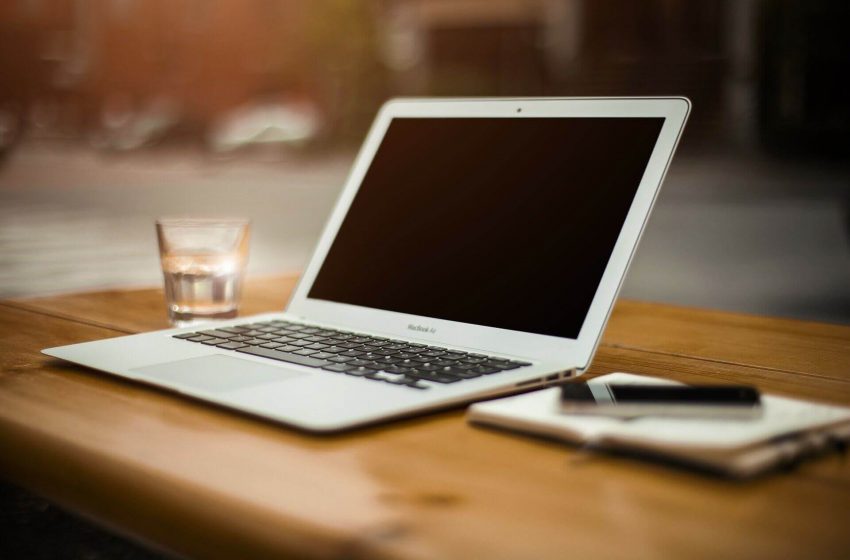Laptop na stočiću u kancelariji