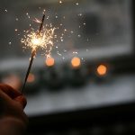 Novogodišnja prskalica pored prozora