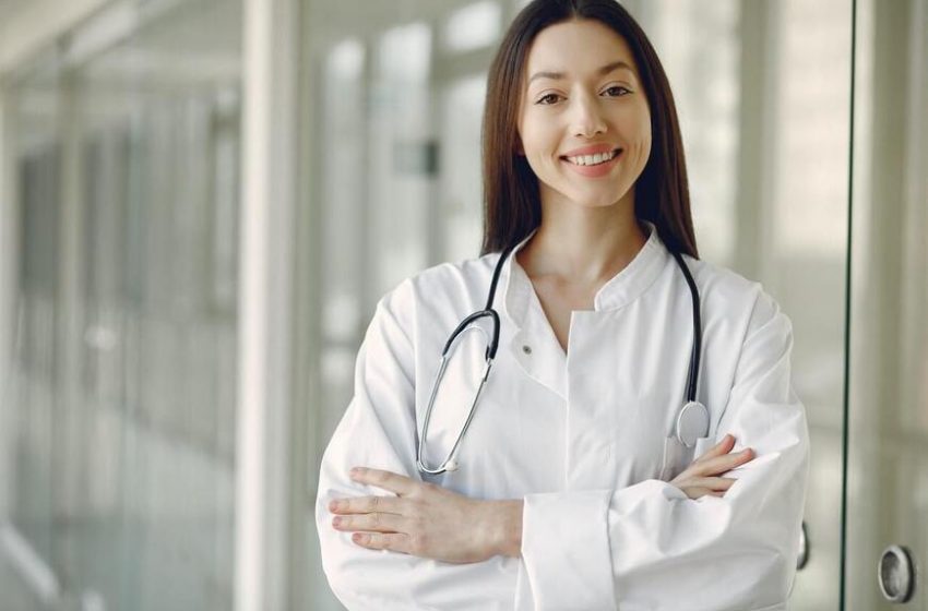 Nasmejana medicinska sestra u medicinskoj uniformi