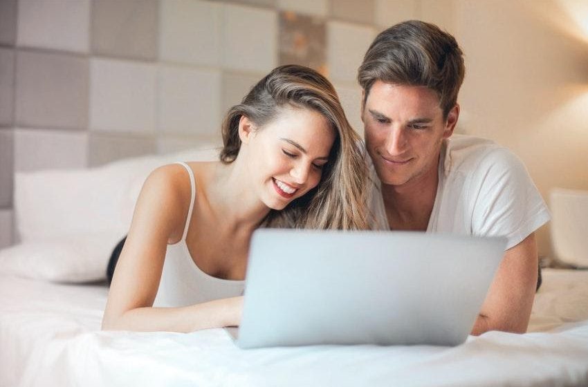 Momak i devojka gledaju laptop