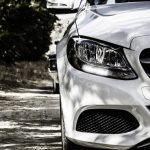 prednji prikaz belog automobila