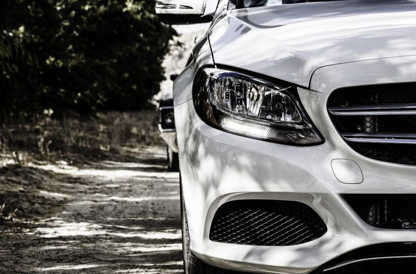 prednji prikaz belog automobila