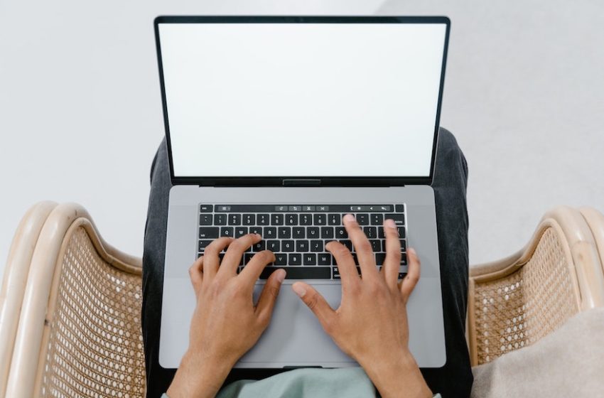Laptop u krilu