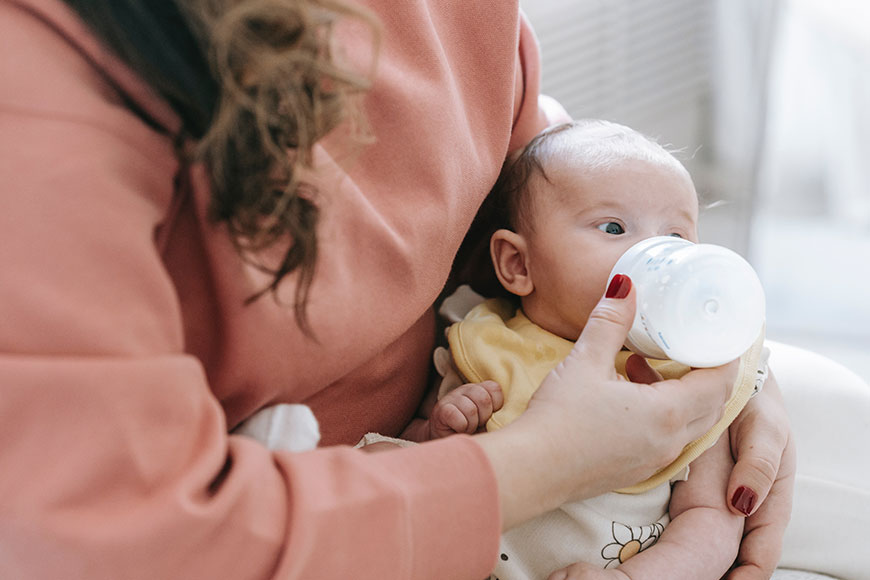 Beba pije mleko