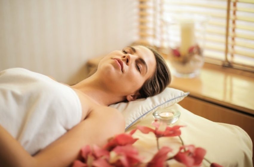 devojka koja uživa u spa tretmanu u banji