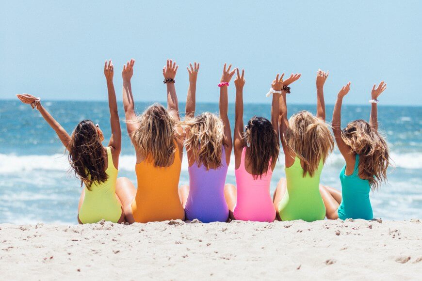 devojke na peščanoj plaži