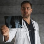 Doktor gleda u snimak.