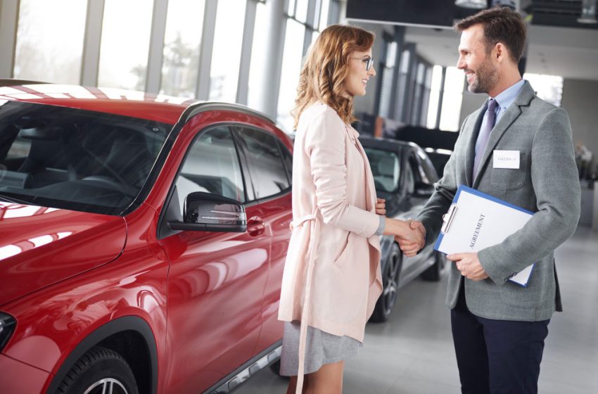Prodavac prodaje automobil devojci