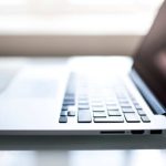 Laptop bele boje na stolu.