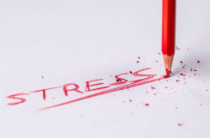 Reč “Stress” ispisana crvenom bojicom.