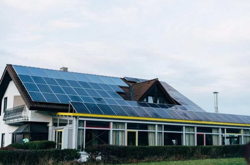 Kuća sa solarnim panelama na krovu.
