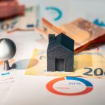 Maketa male crne kuće na novčanici od 200 evra.