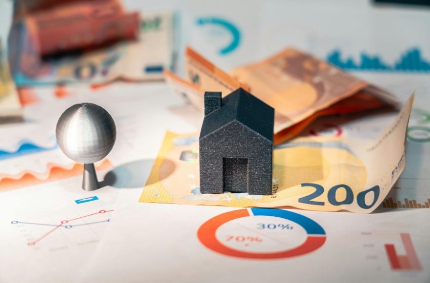 Maketa male crne kuće na novčanici od 200 evra.