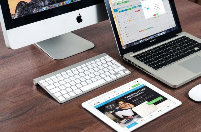 Laptop, tablet i kompjuter na stolu braon boje