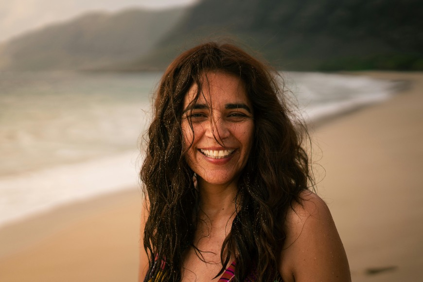 Devojka se smeje na plaži