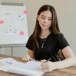 Devojka piše nešto na papiru