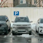 redovi belih automobila na parkiralistu