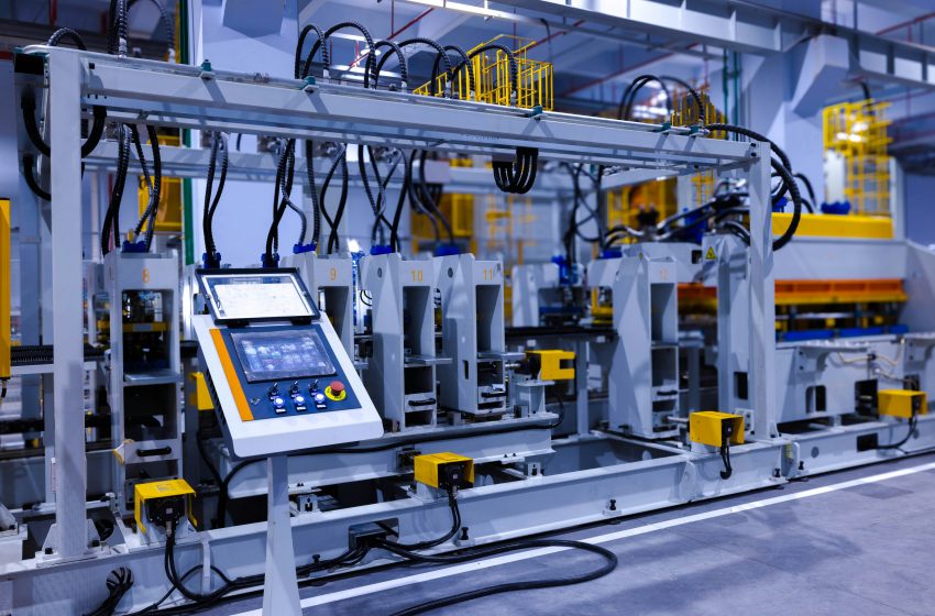 Industrijska mašina sa vidljivim upravljačkim panelom.