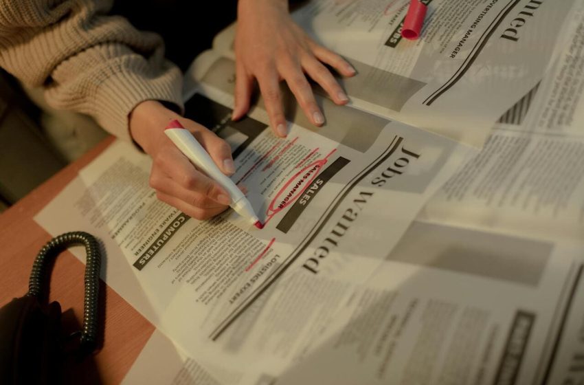 Ruke označavaju oglase za posao u novinama ružičastim markerom