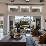 Prostrana, svetla dnevna soba, lepo dekorisana, sa izlaskom na terasu.