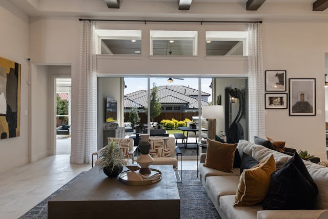 Prostrana, svetla dnevna soba, lepo dekorisana, sa izlaskom na terasu.