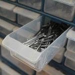 Otvorena plastična fioka sa ekserima u organizatoru
