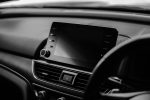 Dodirni ekran na centralnoj konzoli automobila sa ručicom i ventilacionim rešetkama