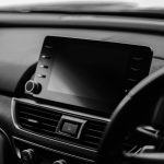 Dodirni ekran na centralnoj konzoli automobila sa ručicom i ventilacionim rešetkama