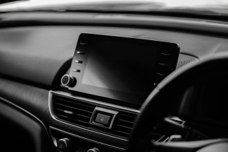 Dodirni ekran na centralnoj konzoli automobila sa ručicom i ventilacionim rešetkama
