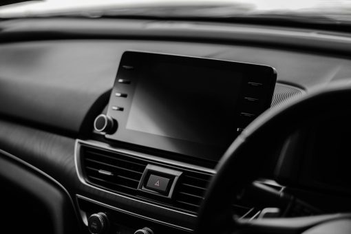 Dodirni ekran na centralnoj konzoli automobila sa ručicom i ventilacionim rešetkama