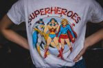 Osoba nosi belu majicu na kojoj su odštampani superheroji