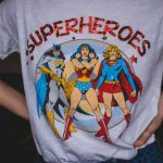 Osoba nosi belu majicu na kojoj su odštampani superheroji